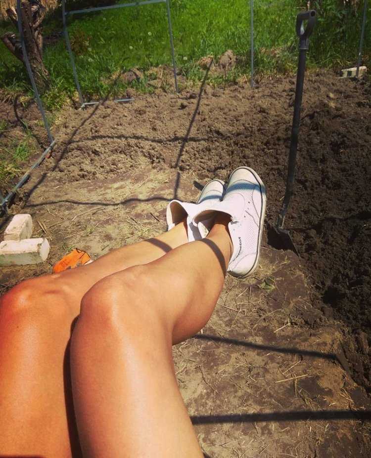 Девушки загорают на даче