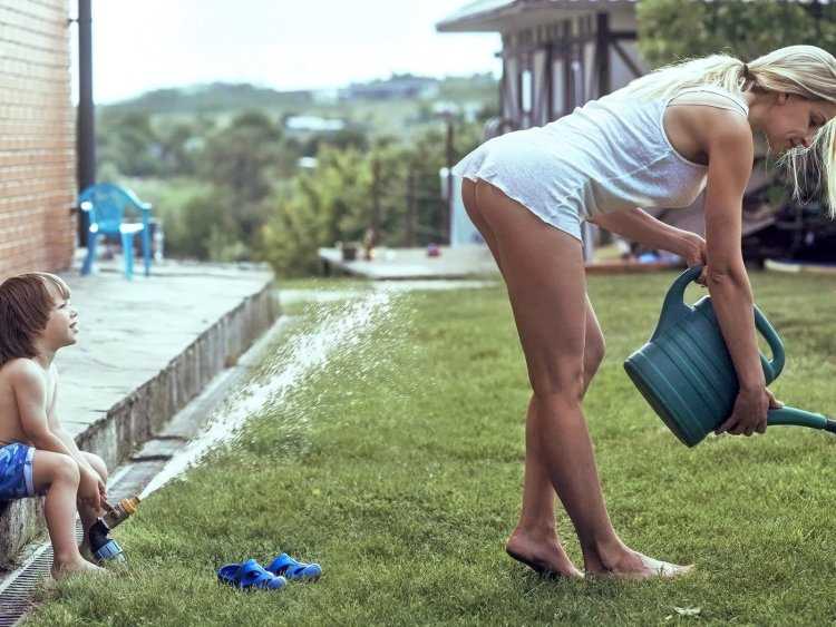 Женщины подглядывание на даче