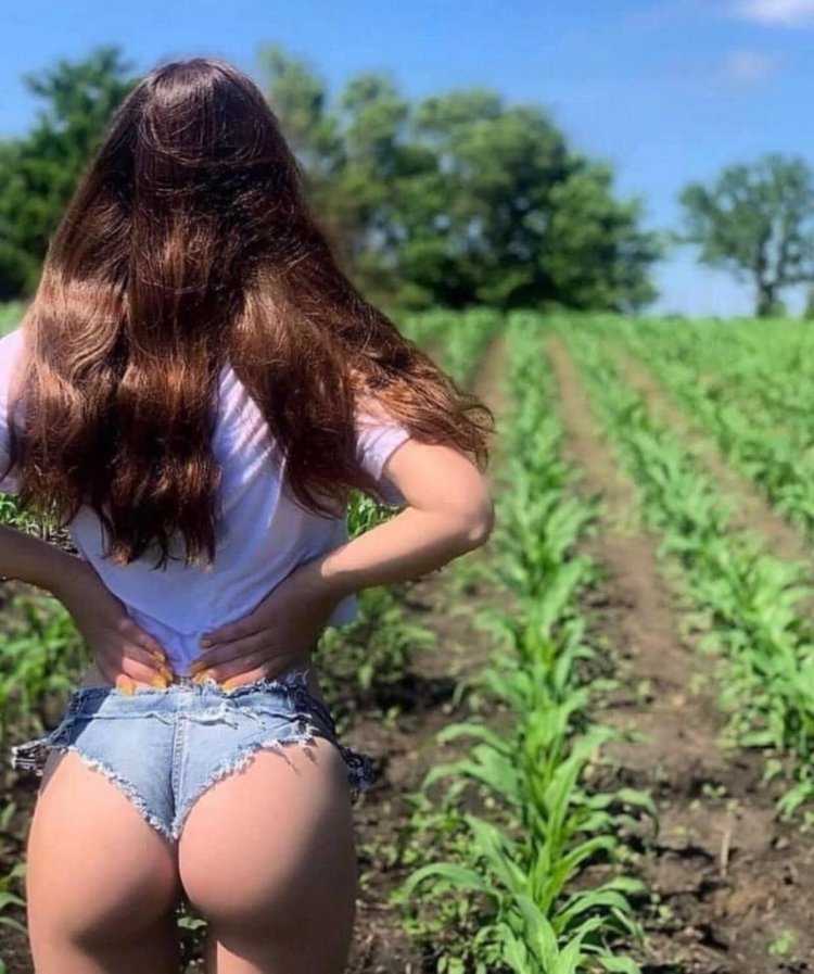 Девушка в огороде