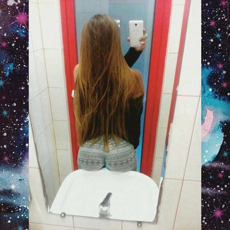 Девушка фоткается в туалете