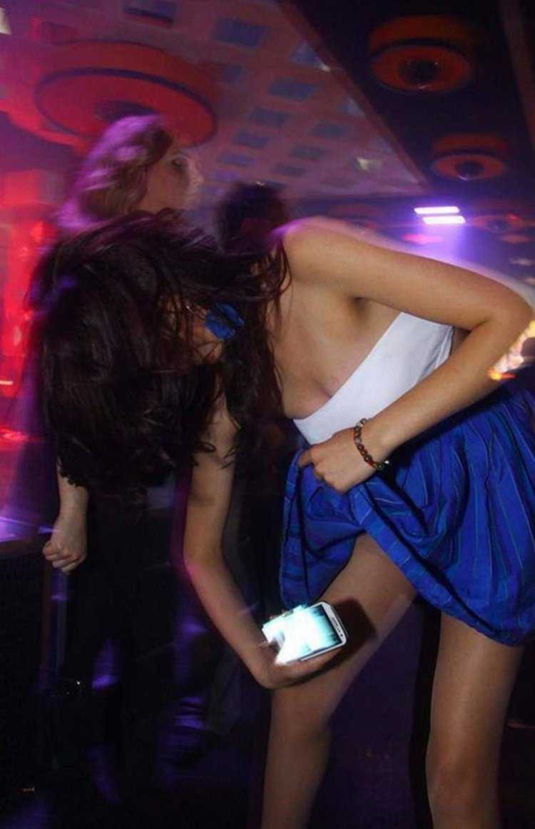 Девушка в клубе селфи