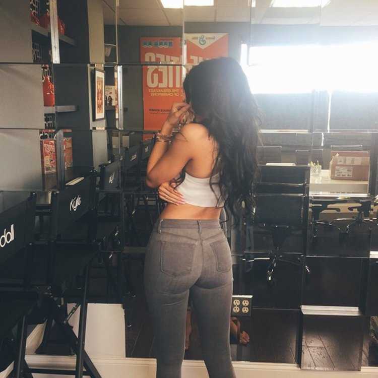 Кайли Дженнер в джинсах