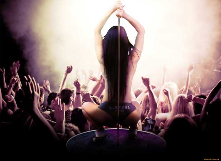 Девушка танцует на дискотеке