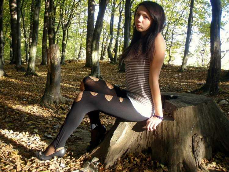 Женщина в колготках в лесу