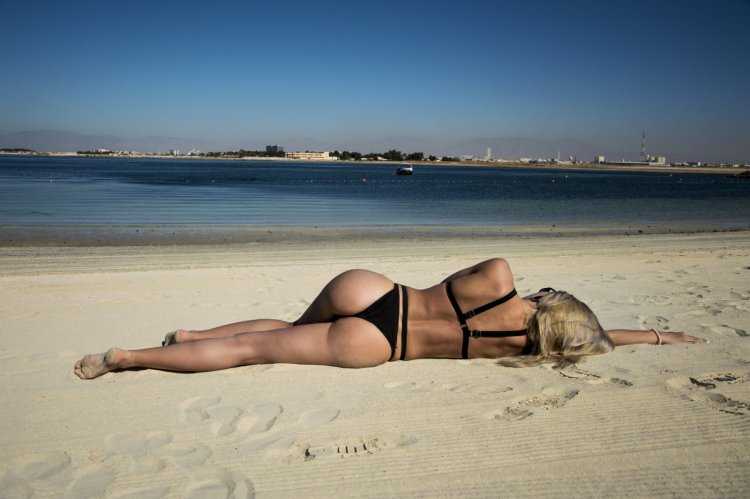 Девушка лежит на пляже