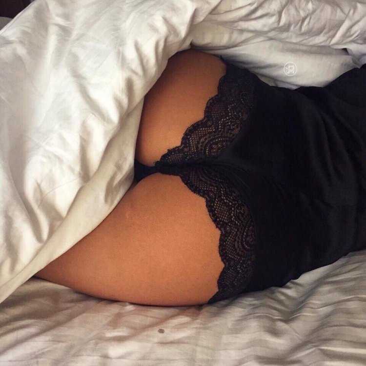 Девушка в постели без лица