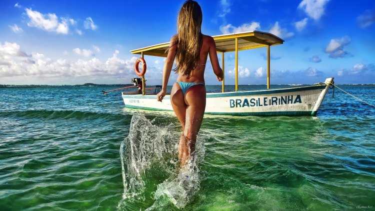 Девушка на лодке в купальнике