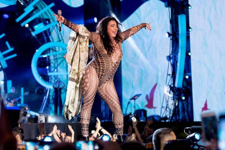 Лолита Милявская в комбинезоне