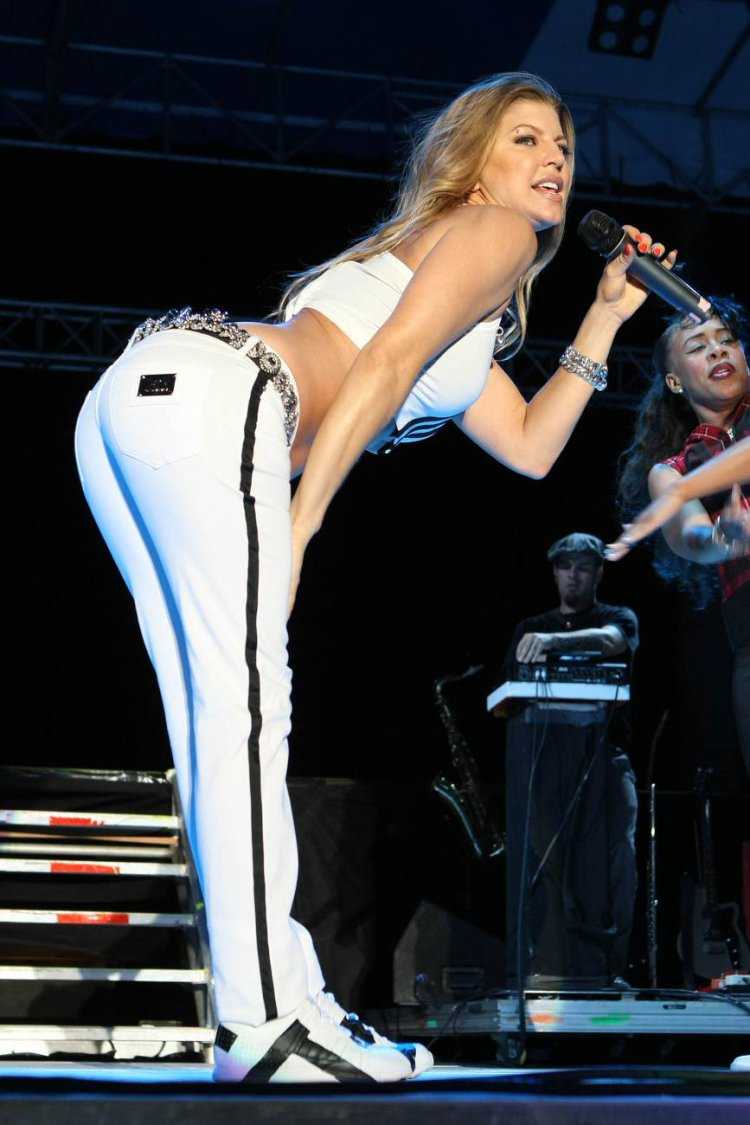 Певица Ферги в стрингах