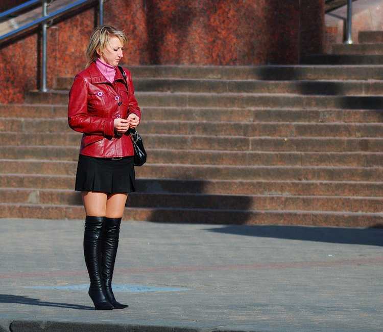 Jelena Unikat в сапогах