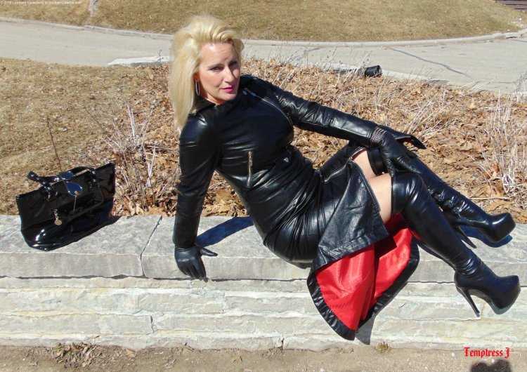 Блондинка в коротком кожаном платье