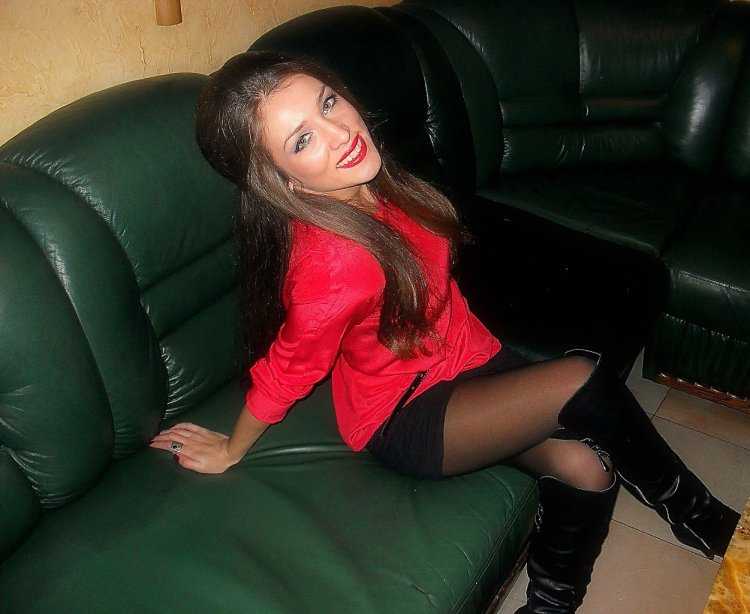 Девушки в сапожках и колготках