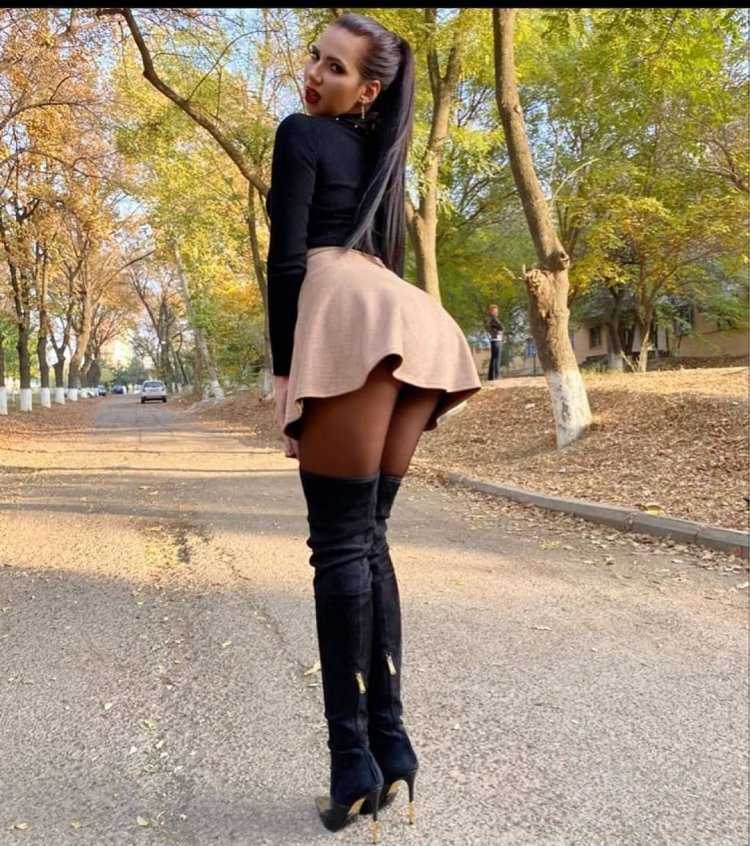 Женщины в чулках и сапогах