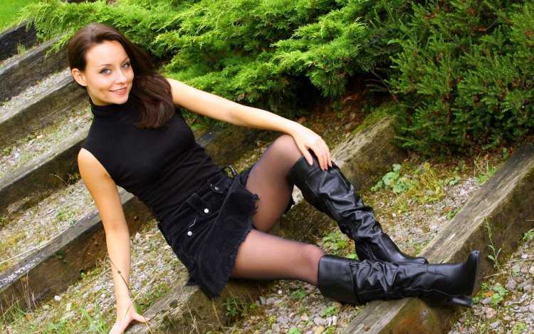 Девушки в джинсах и сапогах