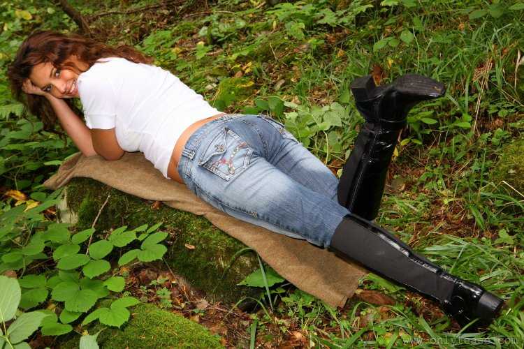 Русская девушка в ботфортах