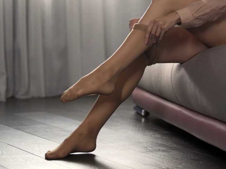 Девушка надевает колготки