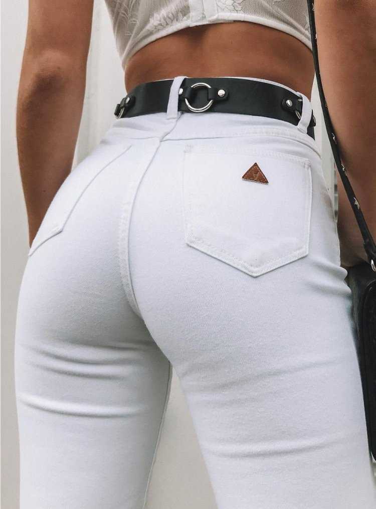 Попки в белых джинсах