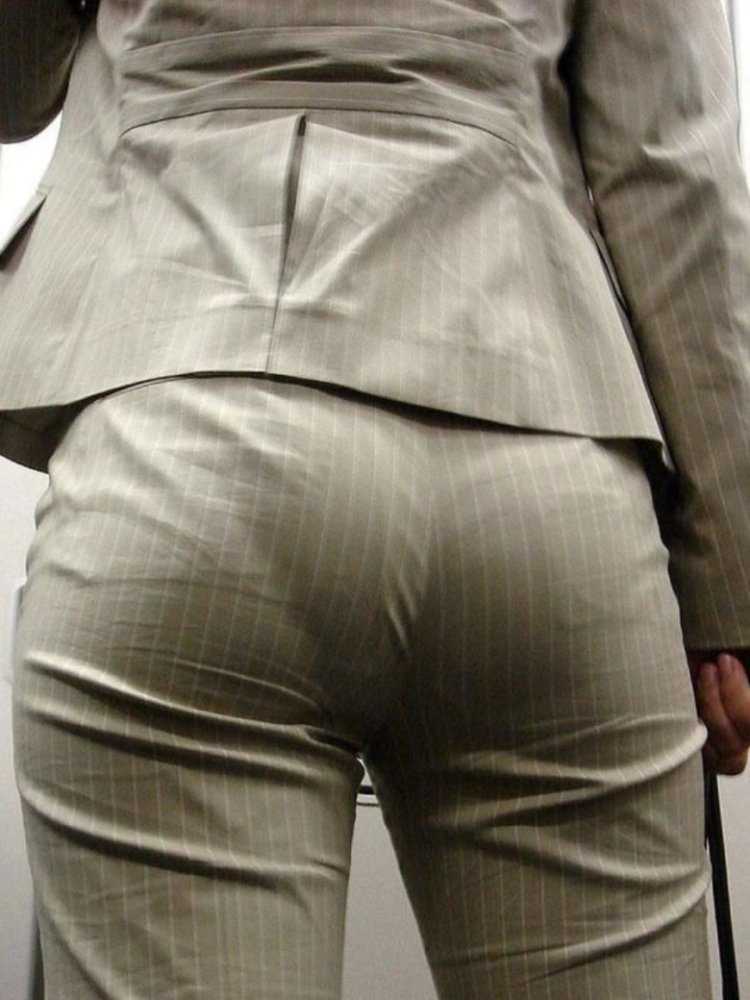 Женская попа в брюках