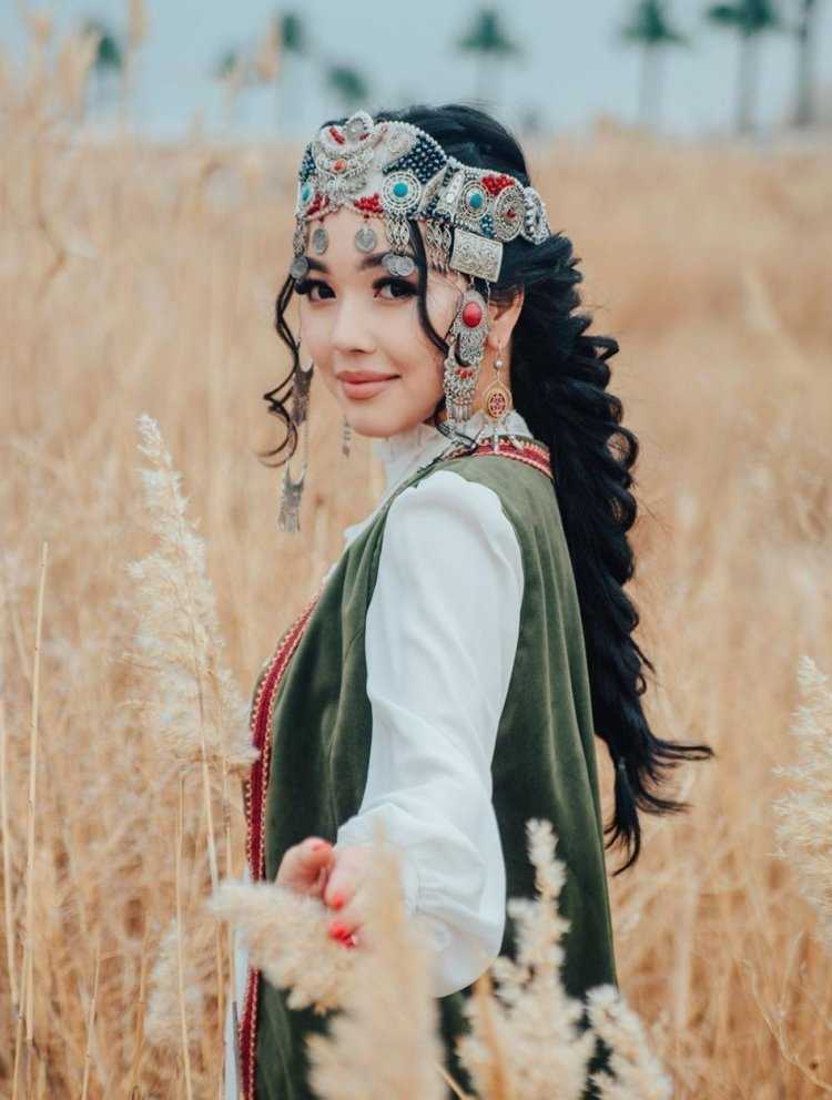 Красивые казашки в национальной одежде