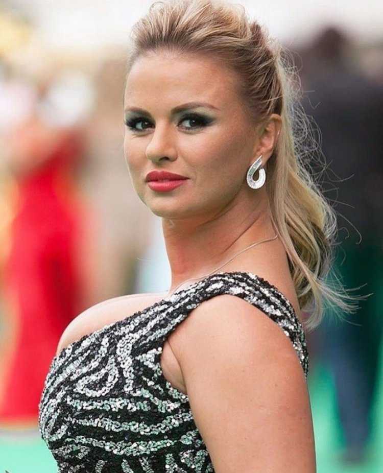 Фигуристка и певица Анна Семенович