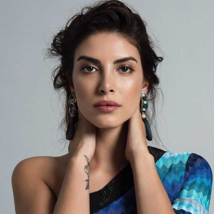 Актриса Дениз Байсал