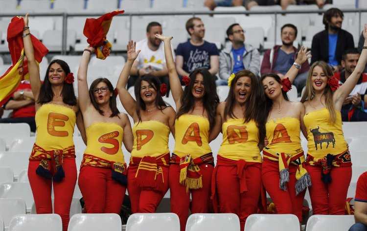 Испанские футбольные болельщицы