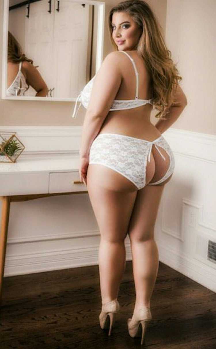 Деми Роуз сзади