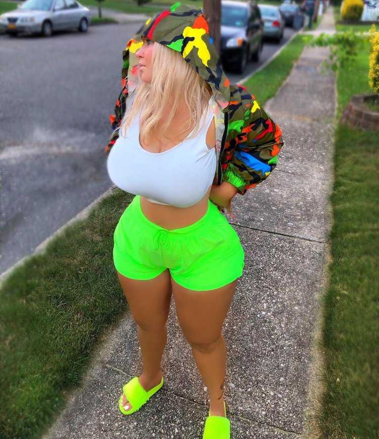 Модель плюс Аманда Сантана