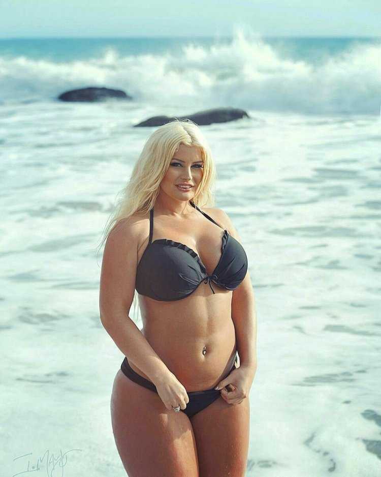 Iskra Lawrence в бикини