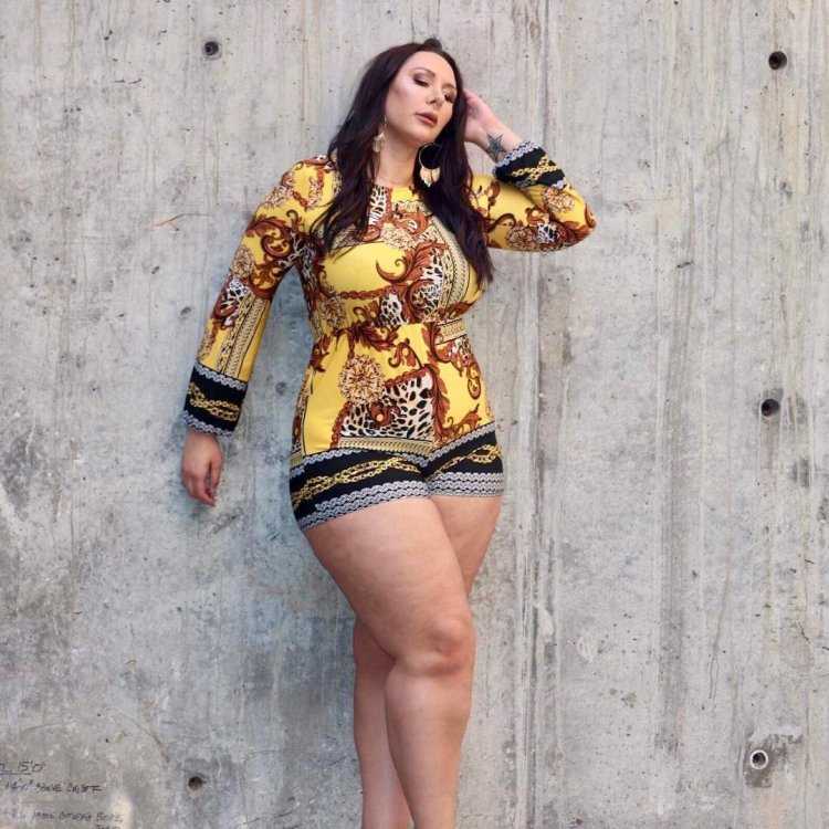 Джанет Гузман в купальнике