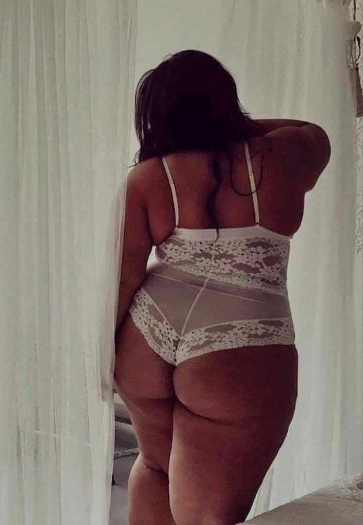 Пышная девушка со спины