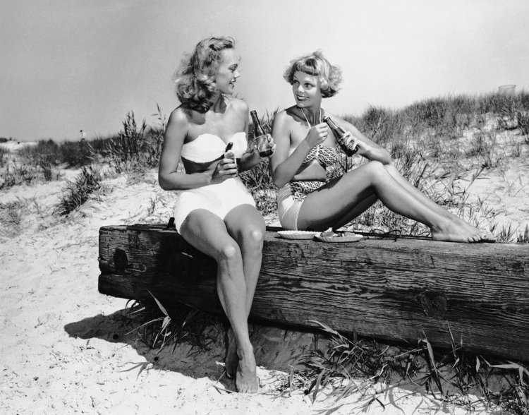 Девушки на пляже ретро