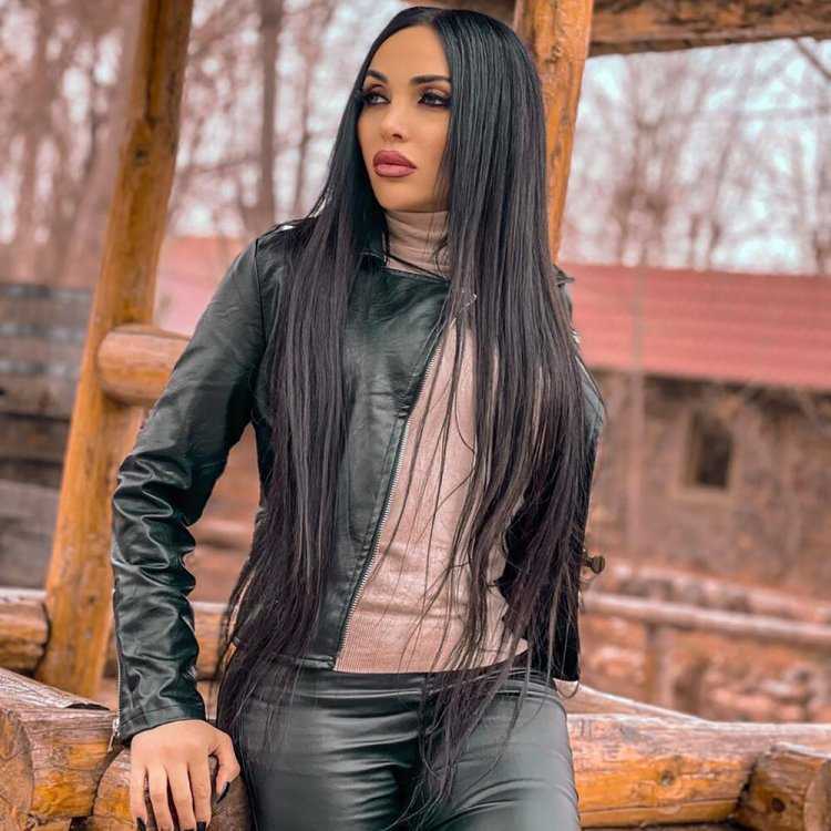 Карина певится армянка