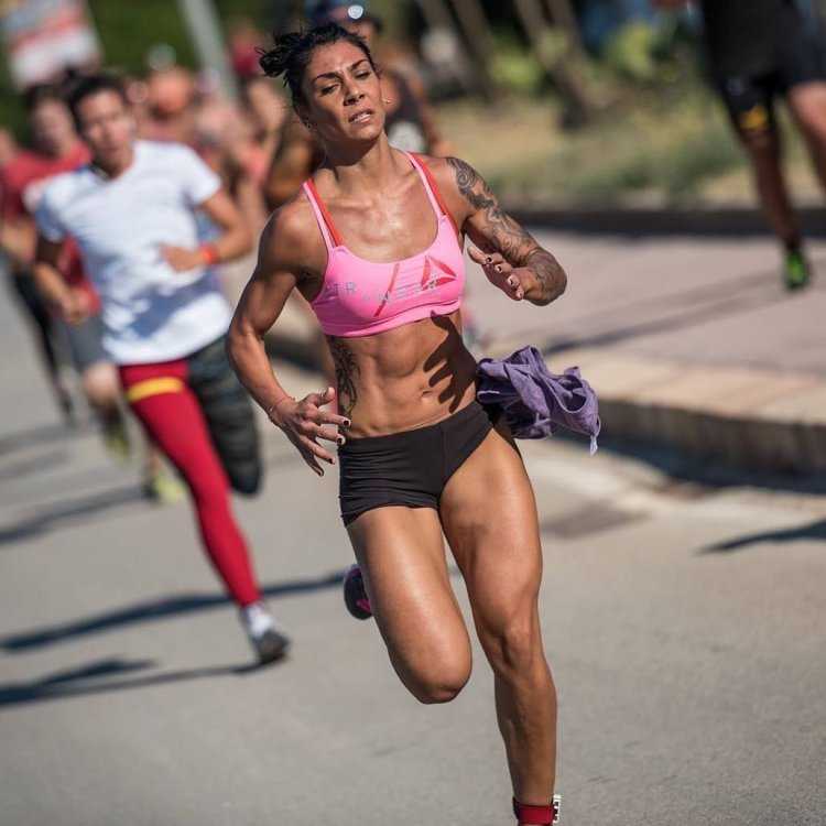 Спортивные девушки бегуны