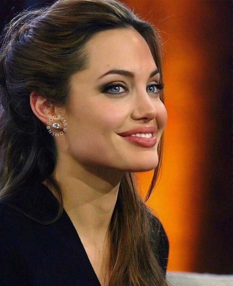Анджелина Джоли