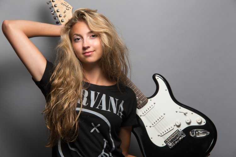 Laura6100 гитаристка