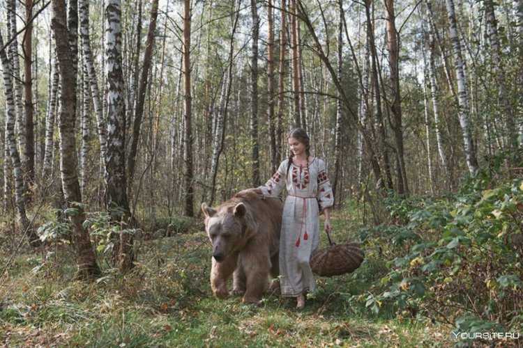 Русская девушка с медведем