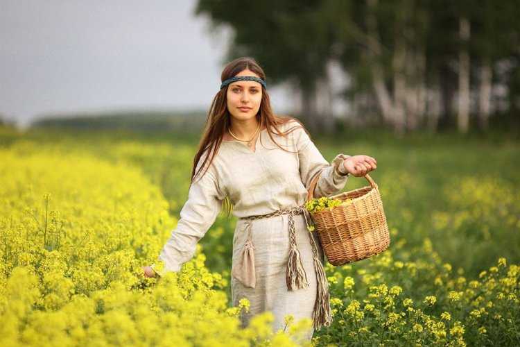 Славянка в поле