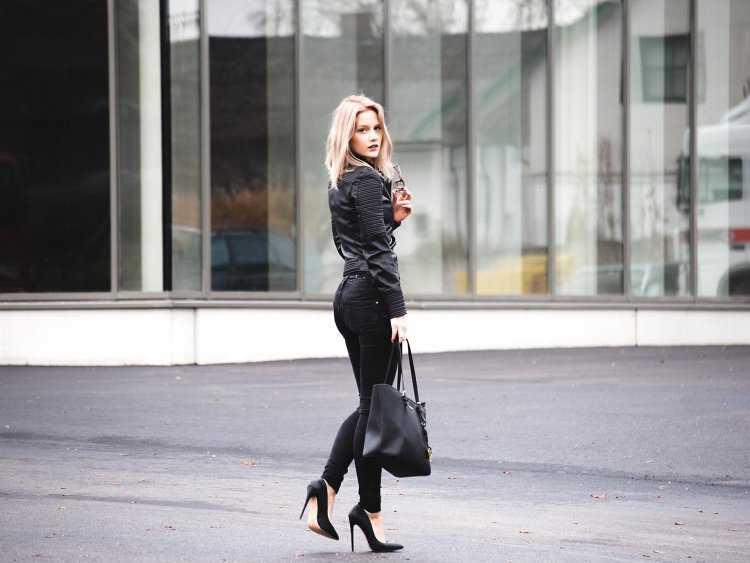 Девушка в юбке на каблуках