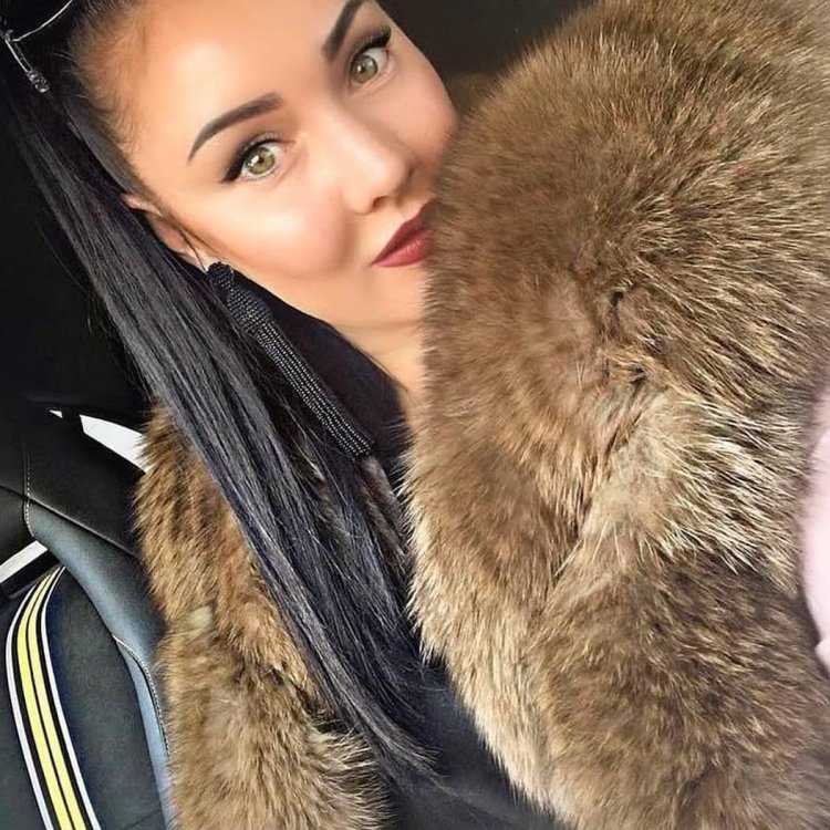 Девушка в шубе селфи