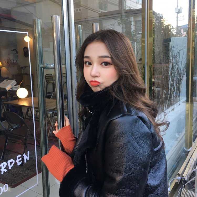 Кореянка на улице селфи