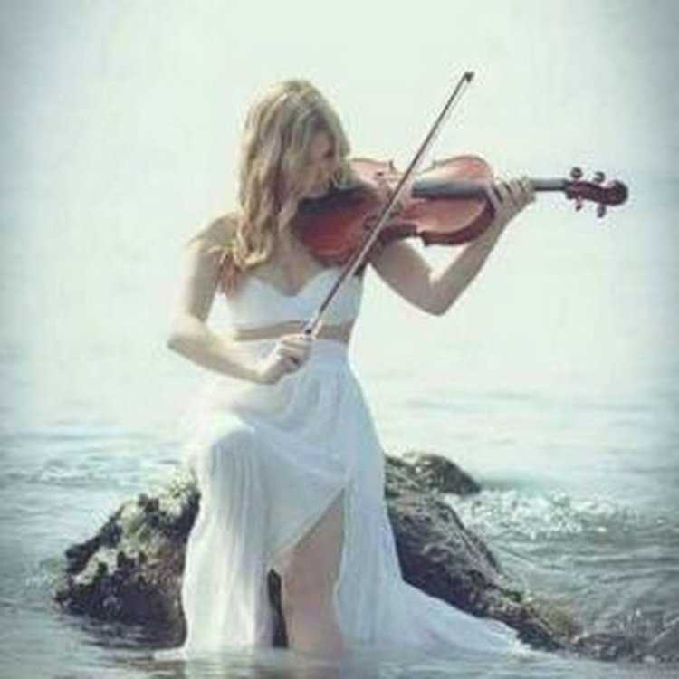 Женщина скрипка море