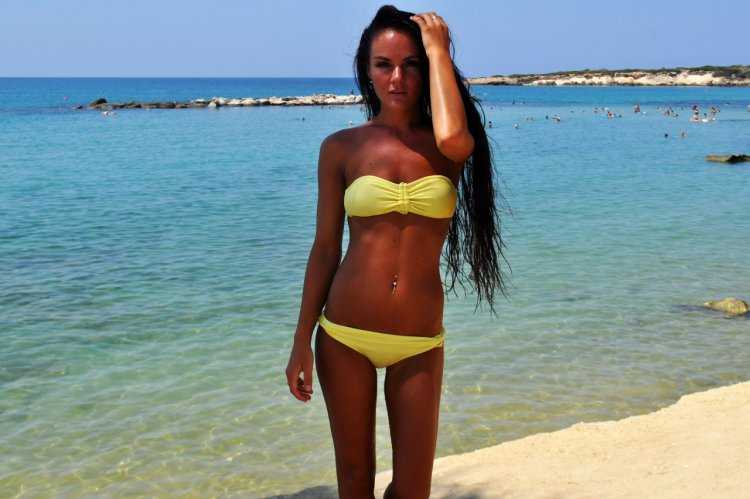 Сильный загар девушки