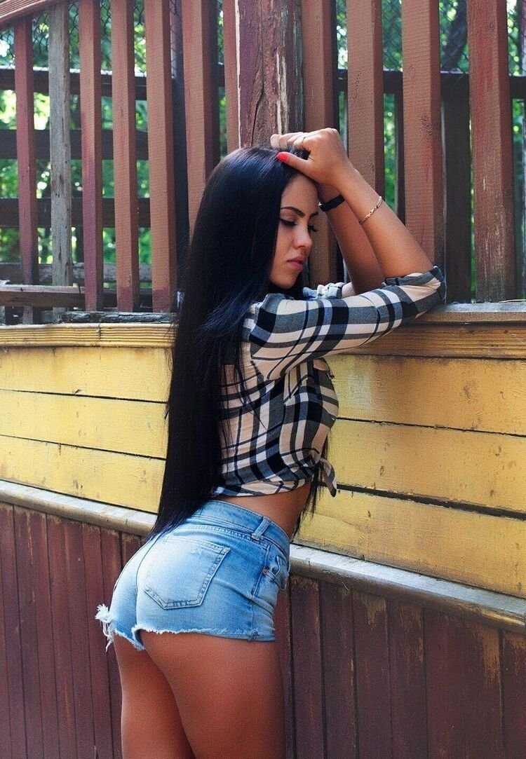 Брюнетка в джинсовых шортах