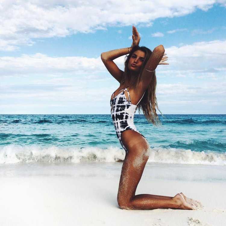 Девушка с красивым загаром