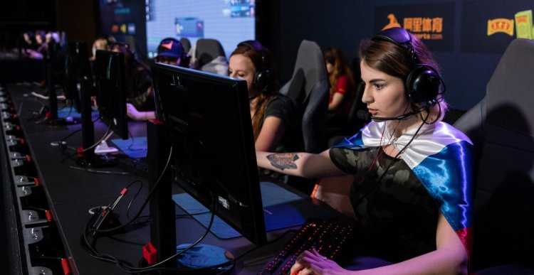 Девушки киберспортсменки КС го