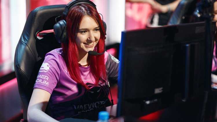 Синди киберспортсменка