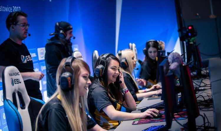 Девушка КИБЕРСПОРТСМЕН CS go