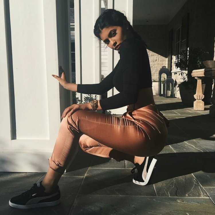 Кайли Дженнер на корточках