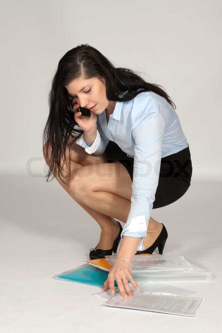 Девушка в офисе на корточках